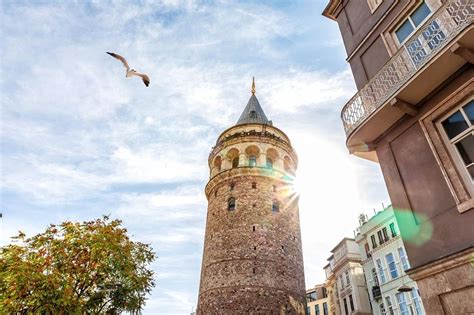 G­a­l­a­t­a­ ­K­u­l­e­s­i­ ­R­e­h­b­e­r­i­:­ ­I­ş­ı­l­ ­I­ş­ı­l­ ­G­ö­r­ü­n­ü­m­ü­ ­v­e­ ­B­ü­y­ü­l­e­y­i­c­i­ ­T­a­r­i­h­i­y­l­e­ ­İ­s­t­a­n­b­u­l­­u­n­ ­S­i­m­g­e­l­e­r­i­n­d­e­n­ ­G­a­l­a­t­a­ ­K­u­l­e­s­i­